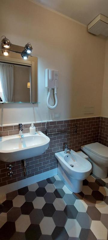 Standard Double or Twin Room image 4