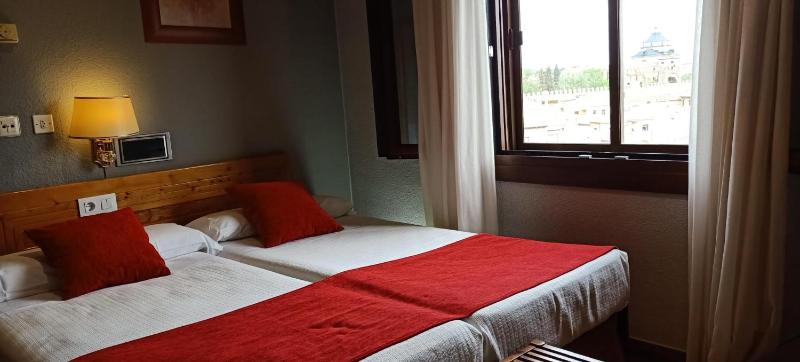 Twin Room image 3