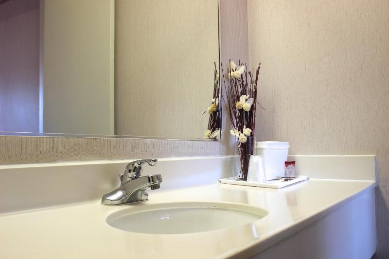 Standard King Room image 4