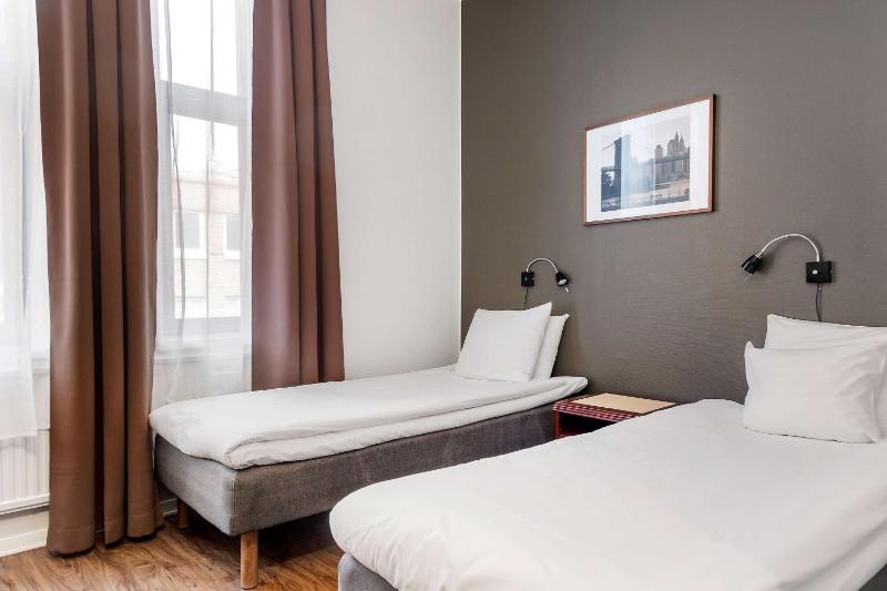 Standard Twin Room image 3
