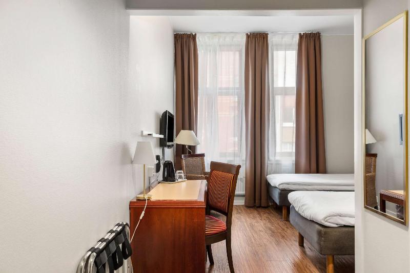 Standard Twin Room image 1