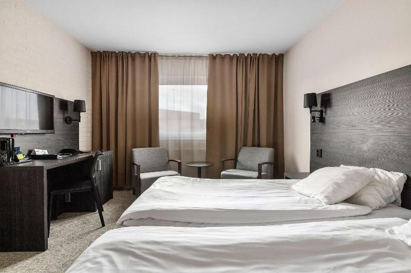 Superior Twin Room image 3