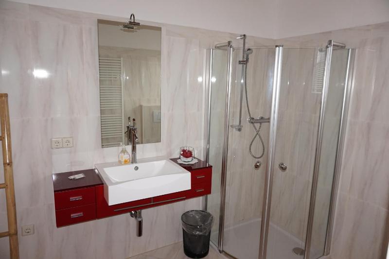Double Room with Balcony image 3