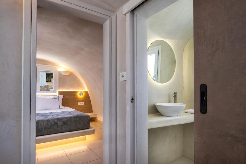 Aelia Luxury Suites - image 8