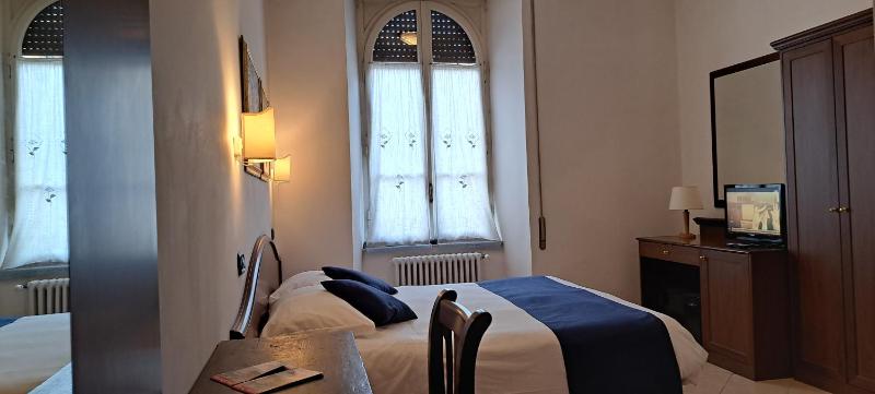 Double Room image 3