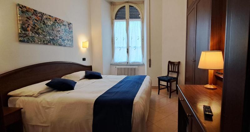 Double Room image 4