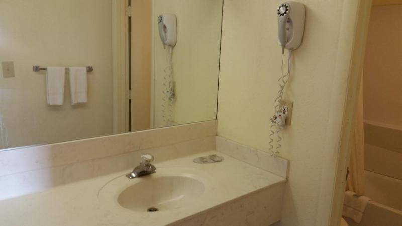 King Room - Non-Smoking image 3