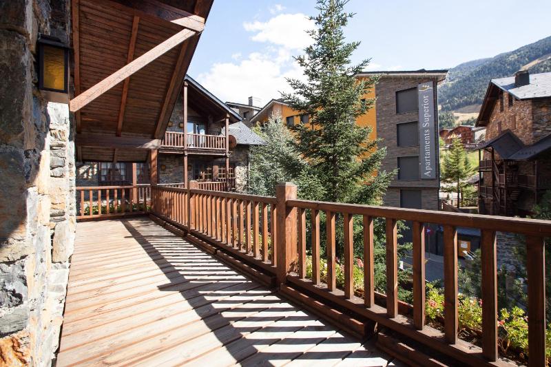 Four Bedroom Chalet Apartment with a Fireplace image 3