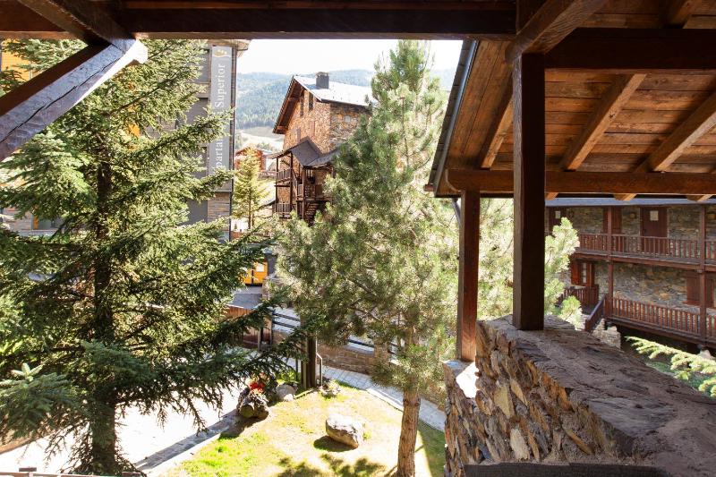 Four Bedroom Chalet Apartment with a Fireplace image 2