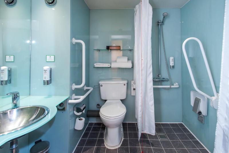 Standard Room with Two Single Beds - Accessible image 2