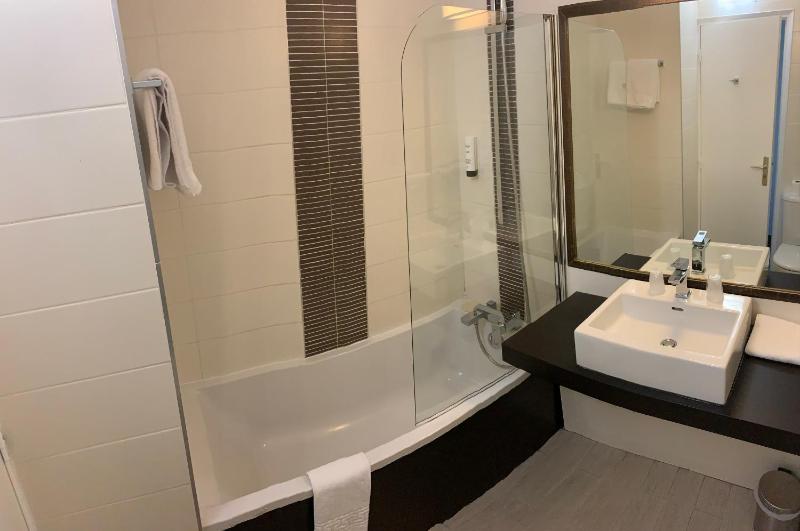 Twin Room image 4