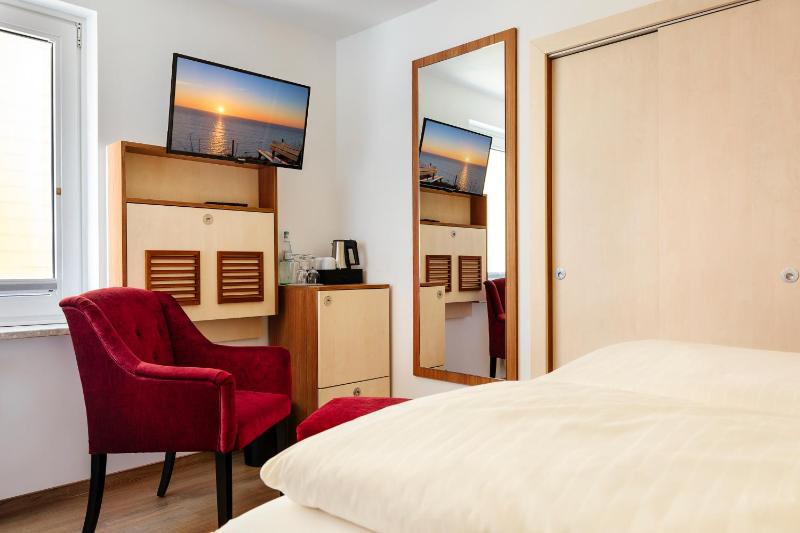 Cozy Double Room image 3