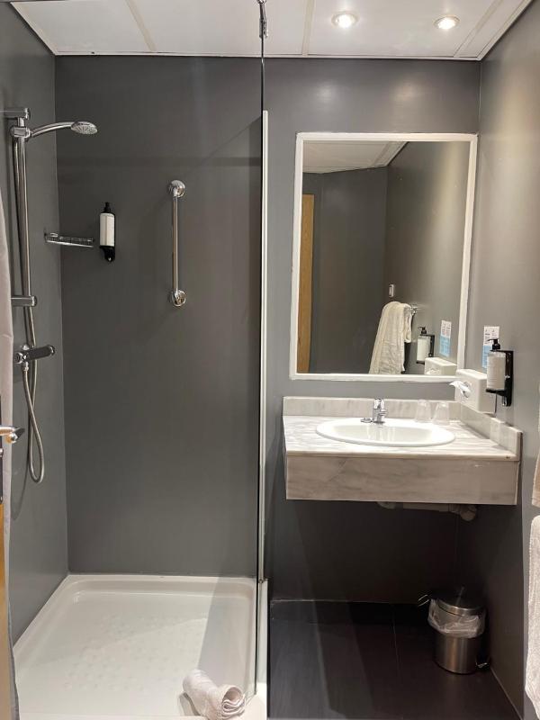 Standard Twin Room image 1