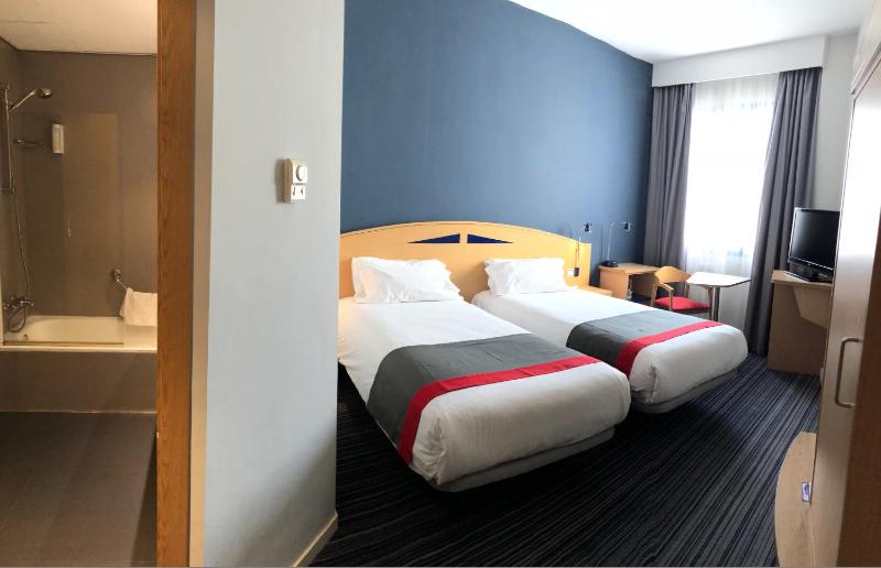 Standard Twin Room image 4