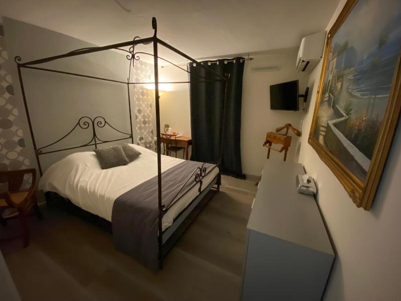 Double Room image 4