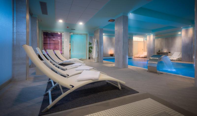 Junior Suite with Kitchen & Pool Access  image 3