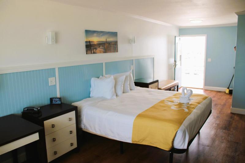 King bed room with Pullout sofa and kitchenet Ocean Front - Second Floor image 1