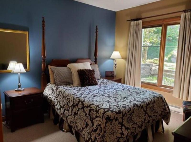 Chalet-Style Condo - 5 minutes to Lifts and village! - image 4