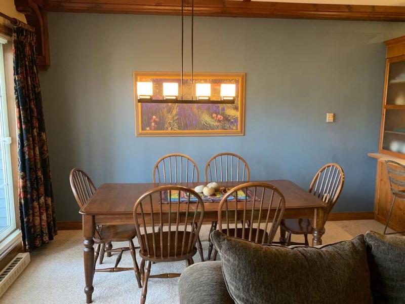 Chalet-Style Condo - 5 minutes to Lifts and village! - image 24