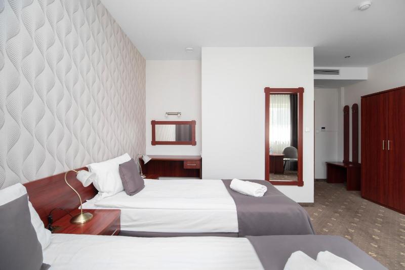 Twin Room image 4