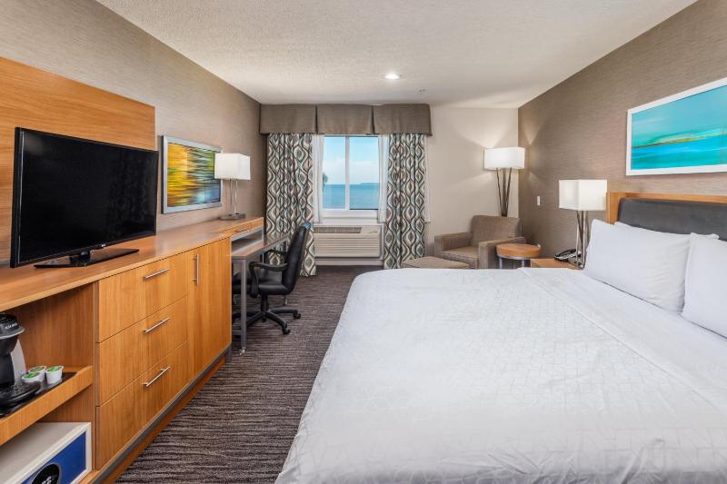 Standard King Room with River View image 3