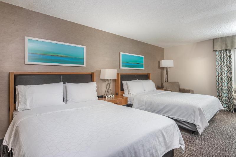 Standard Queen Room with Two Queen Beds image 2