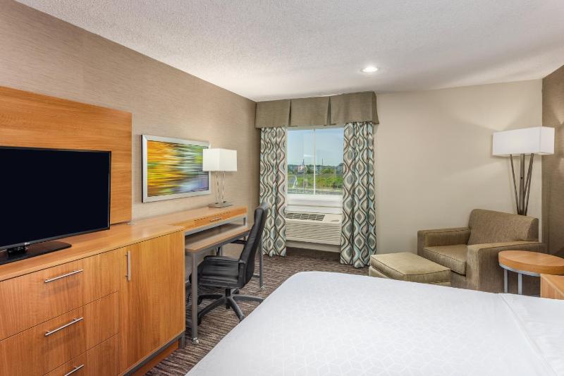 Standard King Room image 4