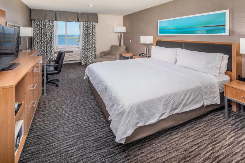 Standard King Room with River View image 2