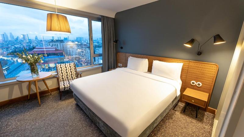 Superior Room with City View image 3