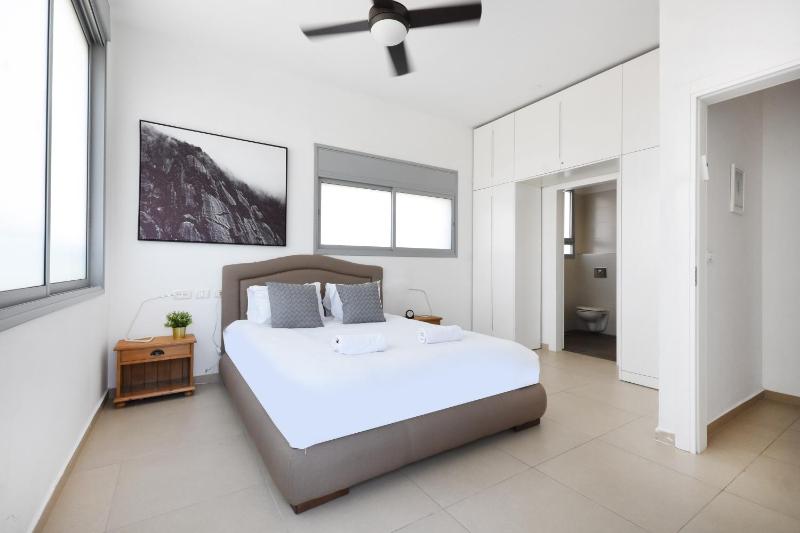 Skylight 3BR in Bograshov by HolyGuest - image 3
