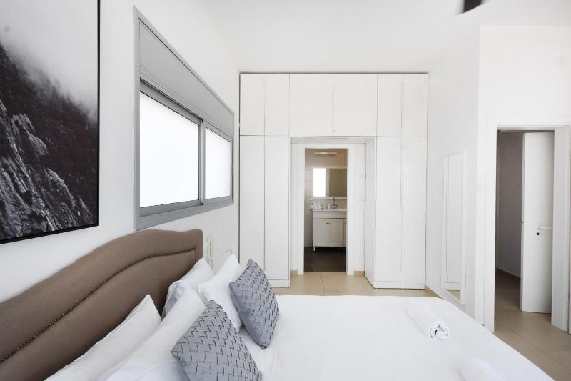 Skylight 3BR in Bograshov by HolyGuest - image 10
