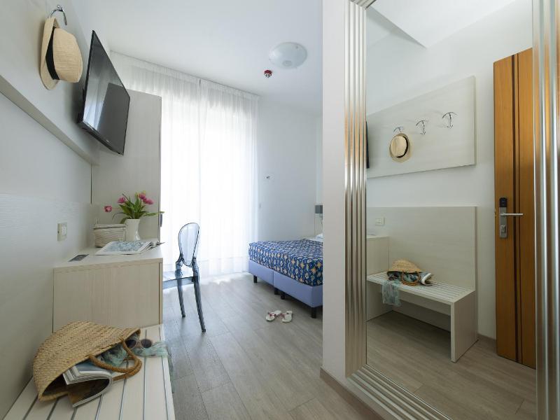 Deluxe Double or Twin Room image 3