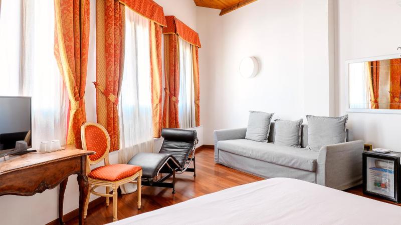 Deluxe Double Room image 3