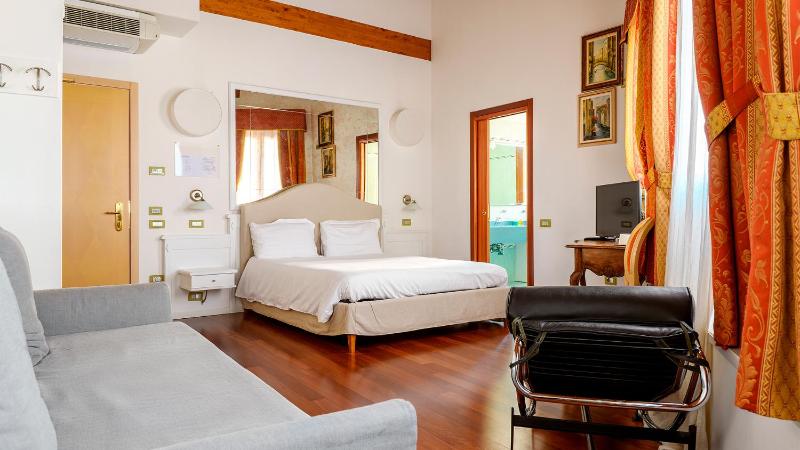 Deluxe Double Room image 4