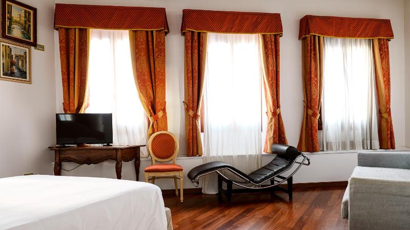 Deluxe Double Room image 2