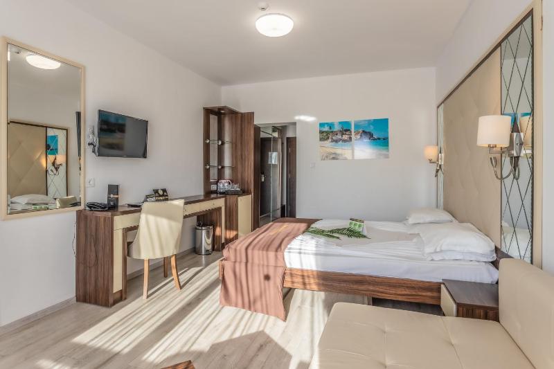 Deluxe Double or Twin Room with Balcony - Free Aquapark Access image 4