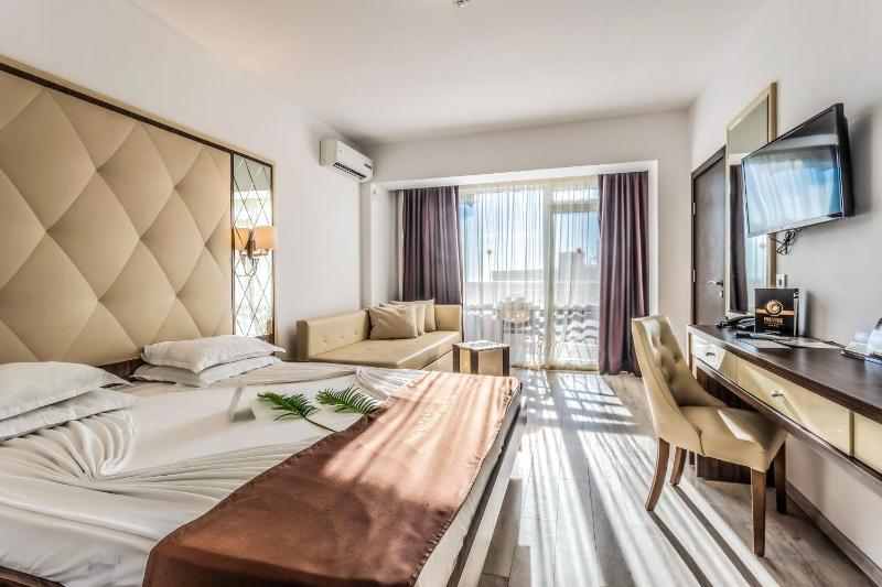 Deluxe Double or Twin Room with Balcony - Free Aquapark Access image 1