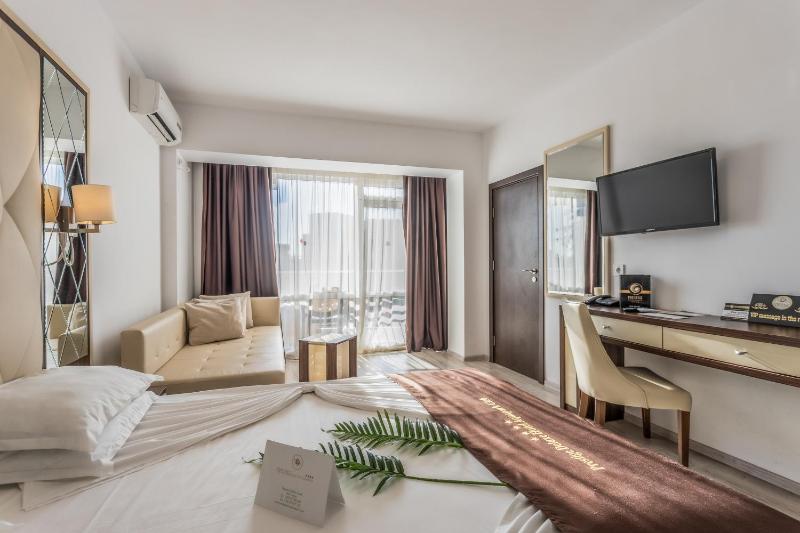 Deluxe Double or Twin Room with Balcony - Free Aquapark Access image 3