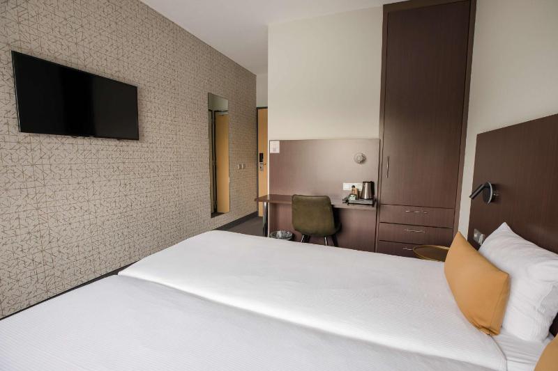 Twin Room image 3