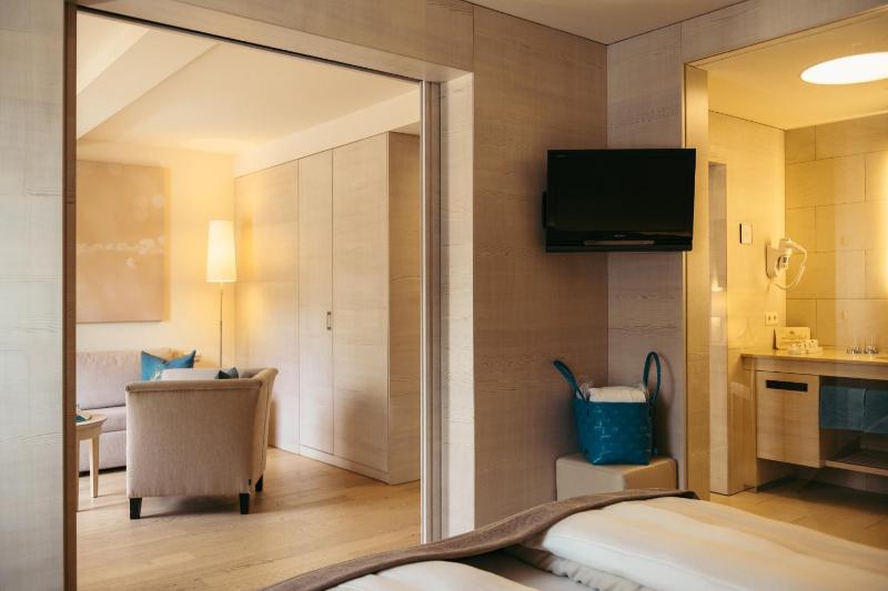 Junior Suite with Balcony image 4