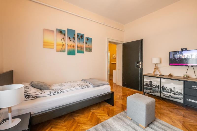 Neimar Apartment with Great Wi-Fi and free parking - image 8