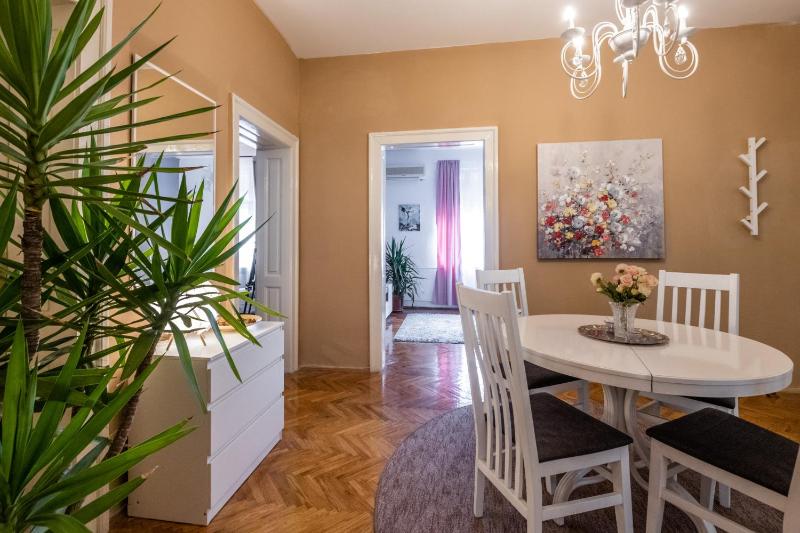 Neimar Apartment with Great Wi-Fi and free parking - image 13