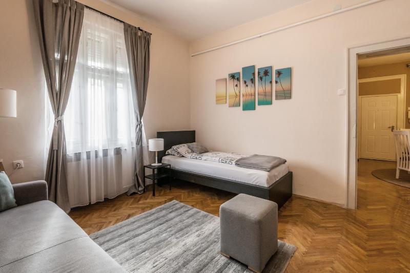 Neimar Apartment with Great Wi-Fi and free parking - image 5