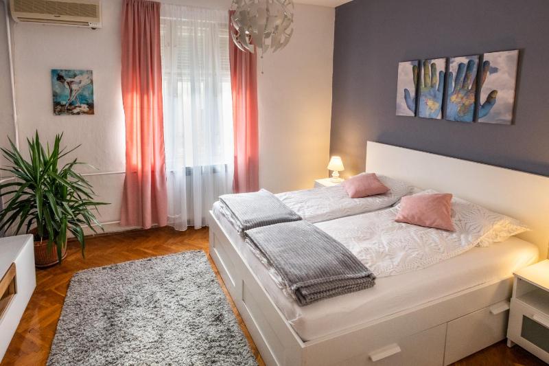 Neimar Apartment with Great Wi-Fi and free parking - image 6