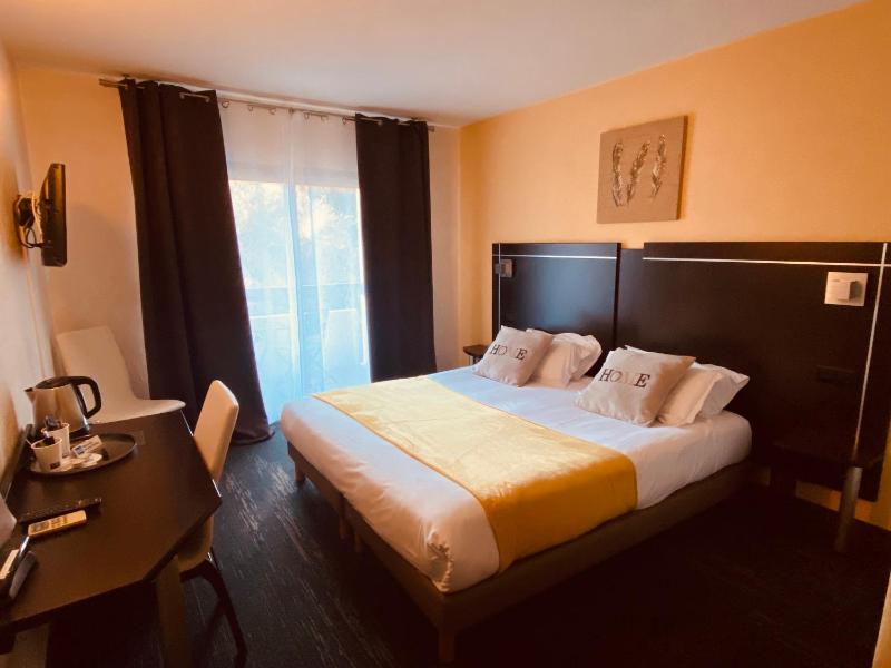 Superior Double Room with Balcony image 1