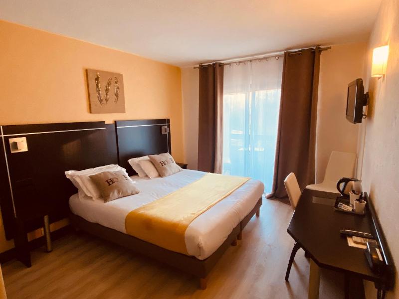 Superior Double Room with Balcony image 3