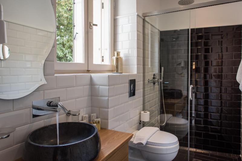 One-Bedroom Suite image 3