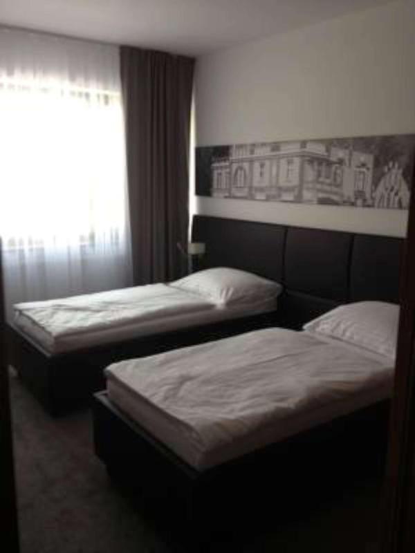 Twin Room image 3