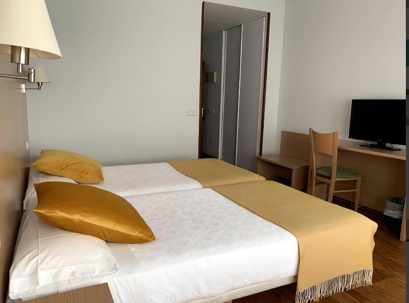 Twin Room image 4