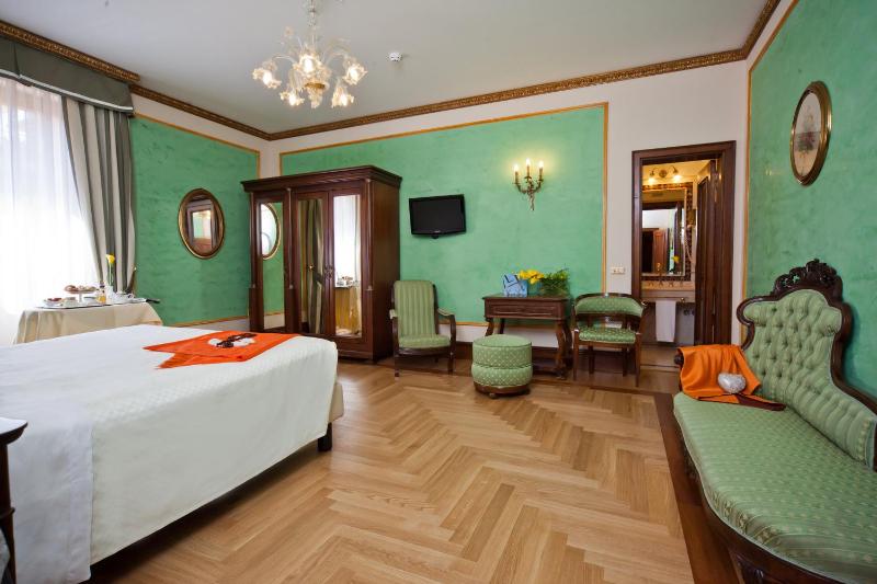 Grand Deluxe Double Room image 3